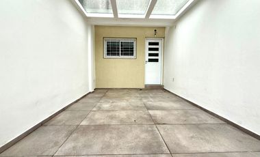 Casa en dos plantas con terraza