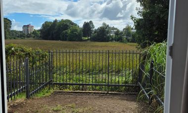 MONOAMBIENTE AMOBLADO CON PATIO VISTA HUMEDAL