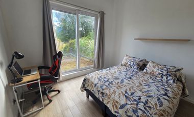 MONOAMBIENTE AMOBLADO CON PATIO VISTA HUMEDAL