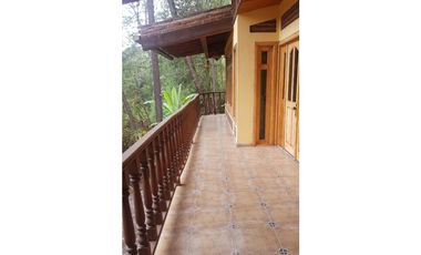 Hermosa cabaña rustica ubicada en el bosque