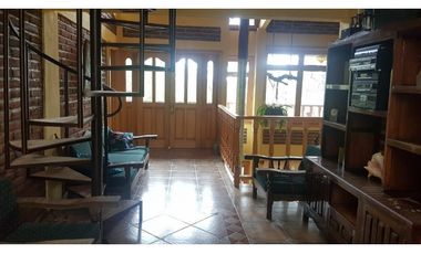 Hermosa cabaña rustica ubicada en el bosque