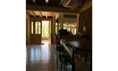 Hermosa cabaña rustica ubicada en el bosque