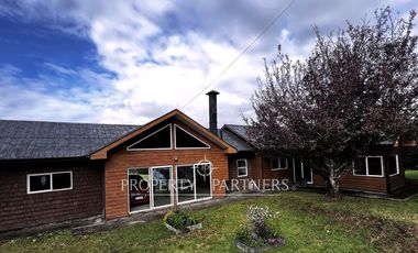 Arriendo acogedora casa en parcelación «Santa Rosa», entrada norte Puerto Varas