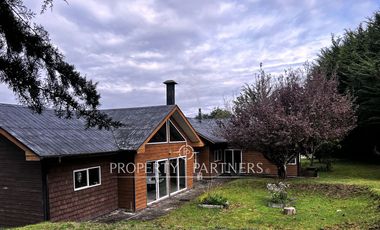 Arriendo acogedora casa en parcelación «Santa Rosa», entrada norte Puerto Varas