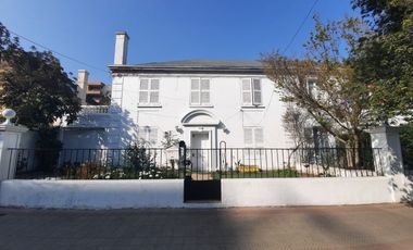 Grace Kelm Arrienda Amplia casa de 6 dorm 4 baños 308m2 estacionamiento, en Providencia.