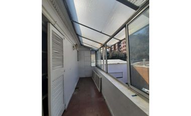 Grace Kelm Arrienda Amplia casa de 6 dorm 4 baños 308m2 estacionamiento, en Providencia.