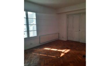 Grace Kelm Arrienda Amplia casa de 6 dorm 4 baños 308m2 estacionamiento, en Providencia.