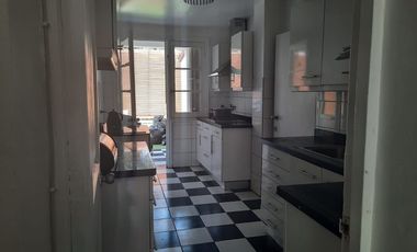 Grace Kelm Arrienda Amplia casa de 6 dorm 4 baños 308m2 estacionamiento, en Providencia.