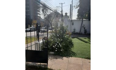 Grace Kelm Arrienda Amplia casa de 6 dorm 4 baños 308m2 estacionamiento, en Providencia.