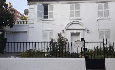 Grace Kelm Arrienda Amplia casa de 6 dorm 4 baños 308m2 estacionamiento, en Providencia.