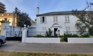 Grace Kelm Arrienda Amplia casa de 6 dorm 4 baños 308m2 estacionamiento, en Providencia.