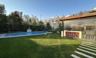 CASA EN CONDOMINIO EN ALTO MACUL 5D4B PISCINA