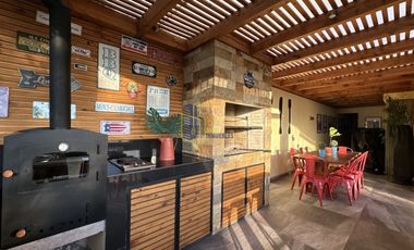 CASA EN CONDOMINIO EN ALTO MACUL 5D4B PISCINA