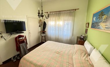 Casa en  esquina de cinco ambientes con patio con parrilla y cochera