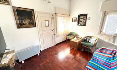 Casa en  esquina de cinco ambientes con patio con parrilla y cochera