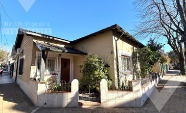 Casa en  esquina de cinco ambientes con patio con parrilla y cochera