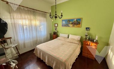 Casa en  esquina de cinco ambientes con patio con parrilla y cochera