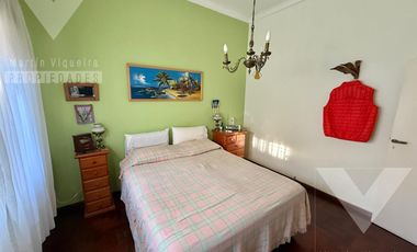 Casa en  esquina de cinco ambientes con patio con parrilla y cochera