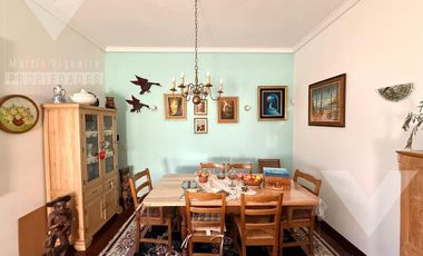 Casa en  esquina de cinco ambientes con patio con parrilla y cochera