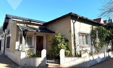 Casa en  esquina de cinco ambientes con patio con parrilla y cochera