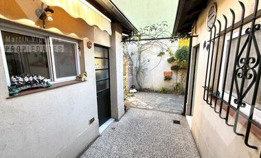 Casa en  esquina de cinco ambientes con patio con parrilla y cochera