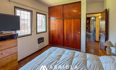 Casa de 5 ambientes en Barrio Alfar sobre lote de 845 m2