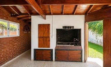 Casa de 5 ambientes en Barrio Alfar sobre lote de 845 m2
