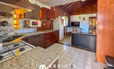 Casa de 5 ambientes en Barrio Alfar sobre lote de 845 m2