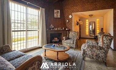 Casa de 5 ambientes en Barrio Alfar sobre lote de 845 m2