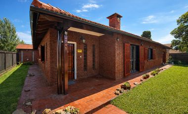 Casa de 5 ambientes en Barrio Alfar sobre lote de 845 m2