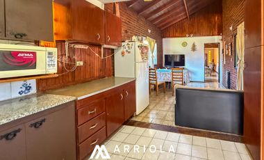 Casa de 5 ambientes en Barrio Alfar sobre lote de 845 m2