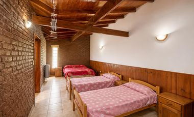 Casa de 5 ambientes en Barrio Alfar sobre lote de 845 m2