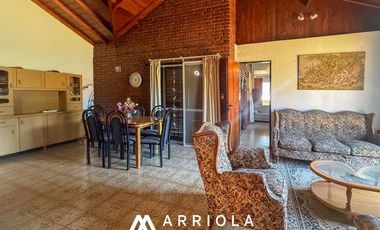 Casa de 5 ambientes en Barrio Alfar sobre lote de 845 m2