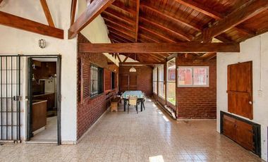 Casa de 5 ambientes en Barrio Alfar sobre lote de 845 m2