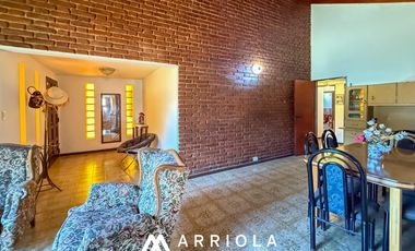 Casa de 5 ambientes en Barrio Alfar sobre lote de 845 m2