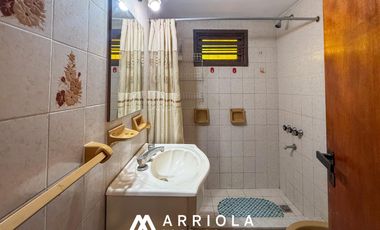 Casa de 5 ambientes en Barrio Alfar sobre lote de 845 m2