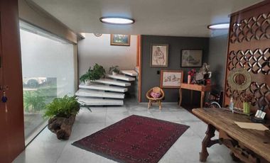 Linda Casa en Desniveles en Venta en Jardines del Pedregal