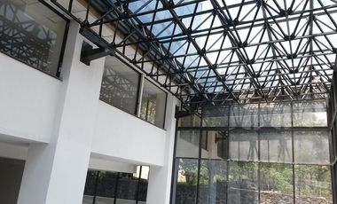 Local y Oficinas en Jardines en la Montaña