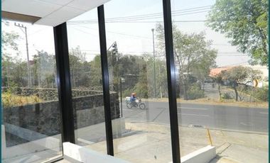 Local y Oficinas en Jardines en la Montaña