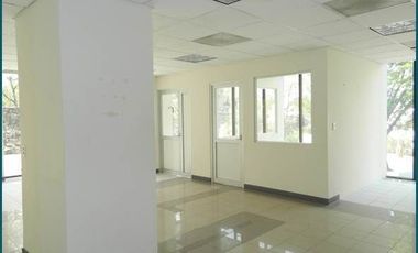 Local y Oficinas en Jardines en la Montaña