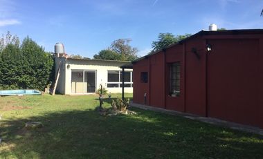 Casa en  Laguna de lobos con parque, quincho y pileta. Oportunidad