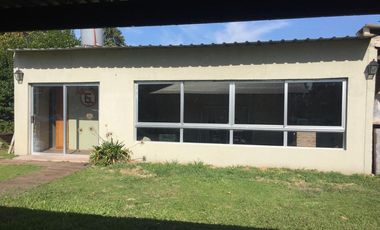 Casa en  Laguna de lobos con parque, quincho y pileta. Oportunidad
