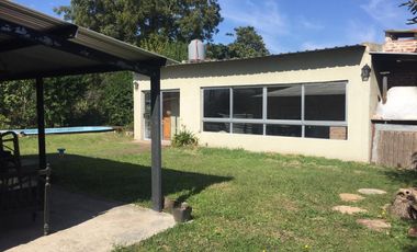 Casa en  Laguna de lobos con parque, quincho y pileta. Oportunidad