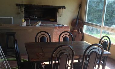 Casa en  Laguna de lobos con parque, quincho y pileta. Oportunidad
