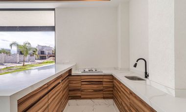 Casa con jardín🌱 alberca 🏊🏻‍♀️ y vigilancia las 24hrs 👮🏻‍♀️ $3,280,000 🏦