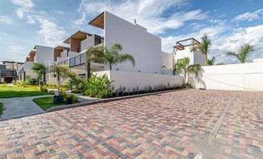 Casa con jardín🌱 alberca 🏊🏻‍♀️ y vigilancia las 24hrs 👮🏻‍♀️ $3,280,000 🏦
