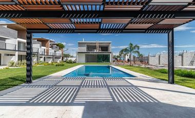 Casa con jardín🌱 alberca 🏊🏻‍♀️ y vigilancia las 24hrs 👮🏻‍♀️ $3,280,000 🏦