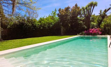 Isla del Sol | Alquiler anual amoblado | Cálida casa con pileta y gran altillo en lote interno