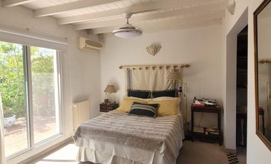 Isla del Sol | Alquiler anual amoblado | Cálida casa con pileta y gran altillo en lote interno