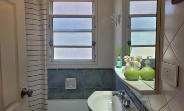 Isla del Sol | Alquiler anual amoblado | Cálida casa con pileta y gran altillo en lote interno